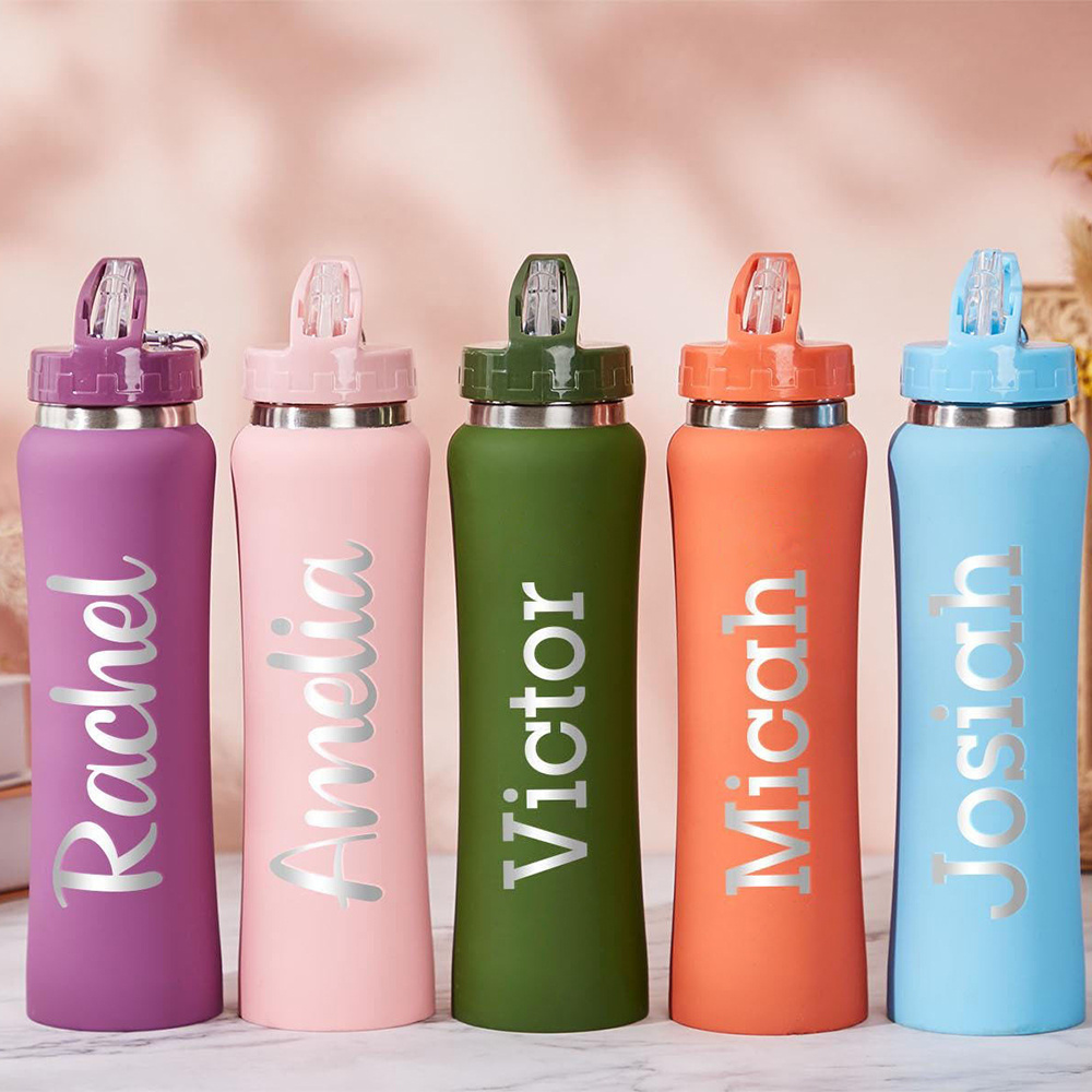 Sports Water Bottle Insulated - 名前入りステンレス製ウォーターボトル（ストロー付き）、カスタム刻印入り断熱スポーツタンブラー、名前入りトラベルカップ。